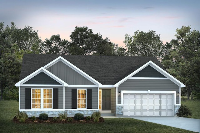 view of front of house featuring a yard and a garage