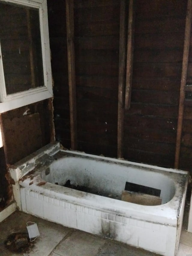 bathroom featuring a washtub