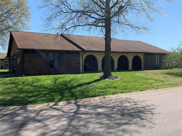 ranch-style house featuring a front lawn