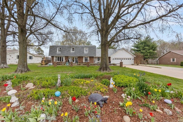 view of front of home featuring a front lawn and a garage