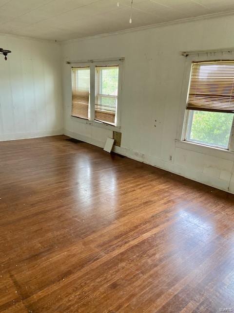 spare room featuring dark wood-type flooring