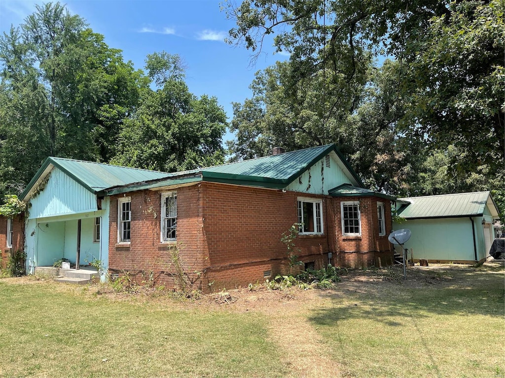 view of front of home with a front lawn