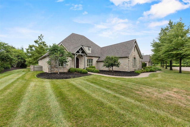 view of front of property featuring a front yard