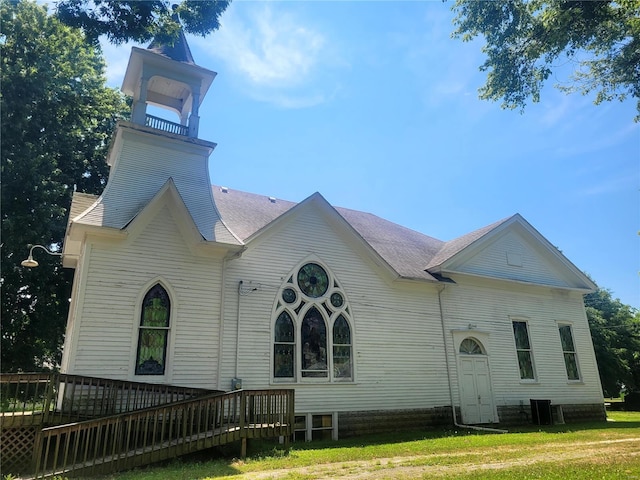 view of front facade with a front lawn and a wooden deck