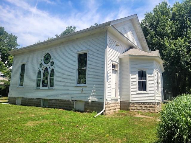 exterior space with a yard