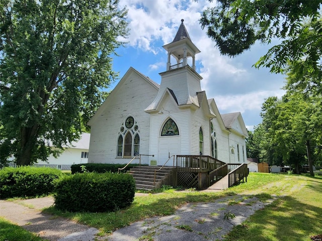 view of front facade with a front lawn