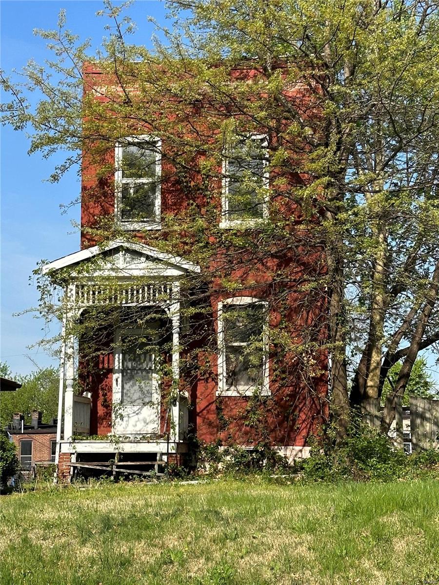 exterior space featuring a lawn