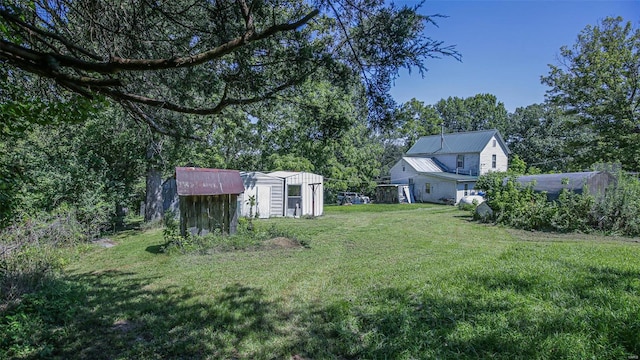 view of yard featuring a storage shed