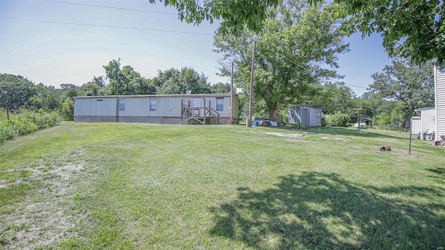 view of yard featuring an outdoor structure