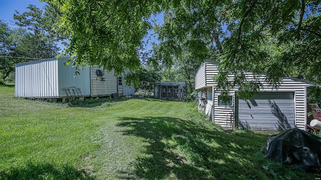 view of yard featuring an outdoor structure