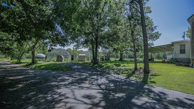 view of front of home featuring a front yard and a carport