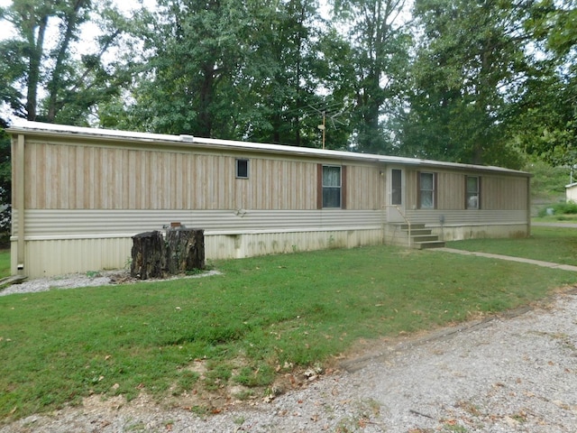 manufactured / mobile home with a front lawn