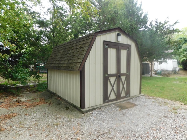 view of outdoor structure featuring a yard