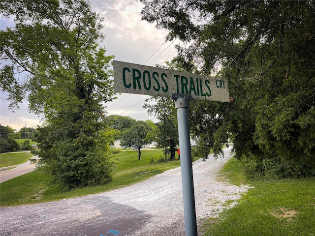 community / neighborhood sign featuring a yard