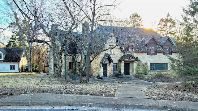 view of front of house with a front lawn