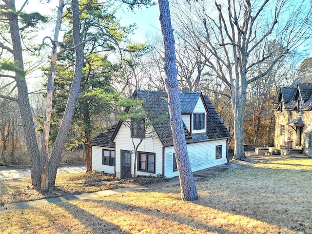 view of front of property with a front lawn