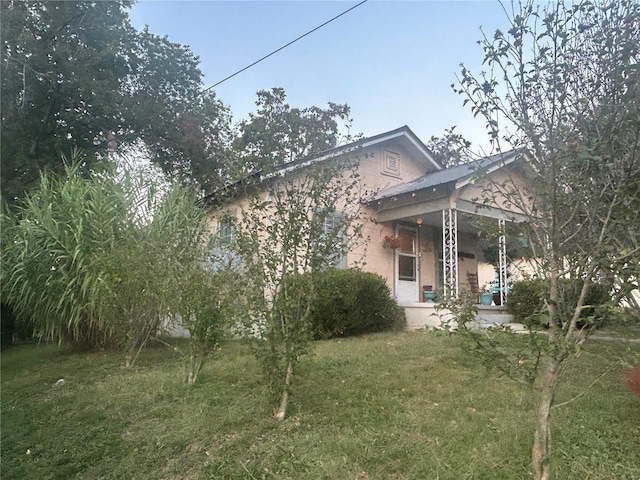 view of side of property featuring a yard