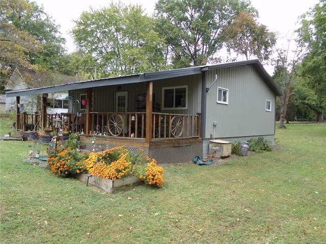 rear view of house featuring a yard