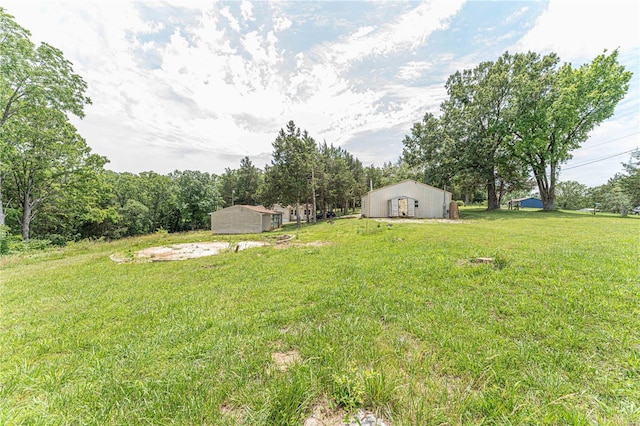 view of yard with an outbuilding