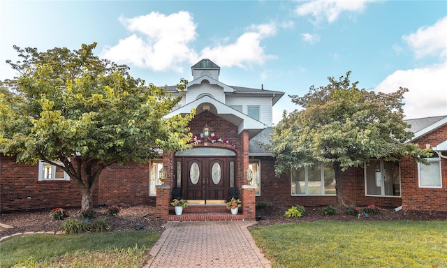 view of front of home with a front lawn