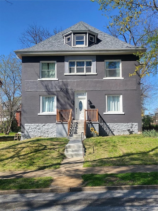 view of front of home featuring a front lawn