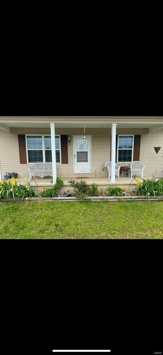 view of front of home featuring a porch and a front yard