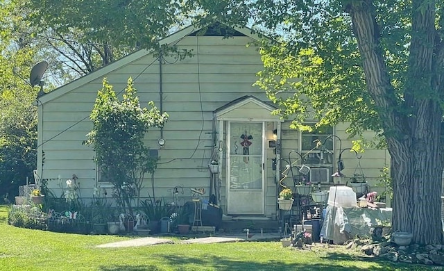 view of outdoor structure featuring a yard