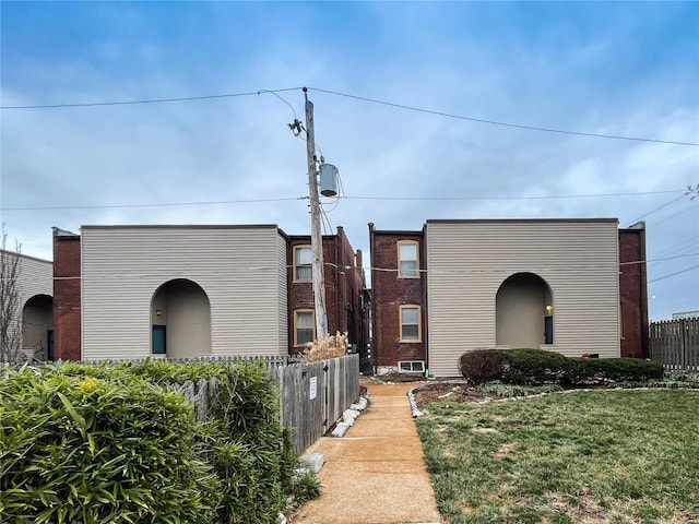 view of front of property with a front yard