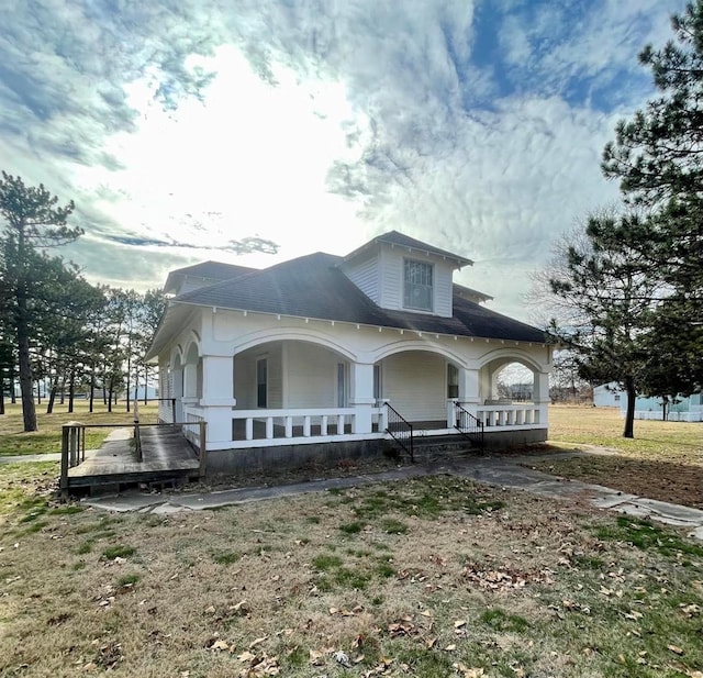 view of front of property featuring covered porch