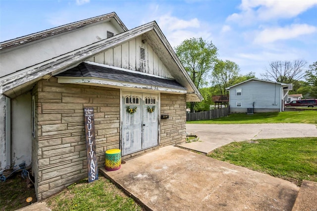 exterior space featuring a lawn