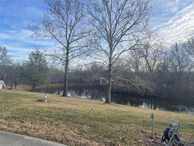 view of yard featuring a water view