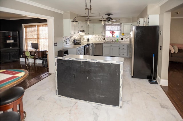 kitchen with stainless steel appliances, backsplash, gray cabinetry, ceiling fan with notable chandelier, and sink