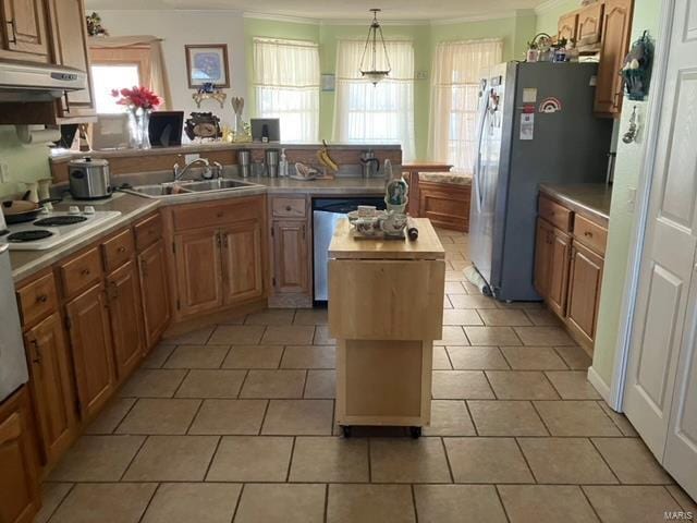 kitchen featuring appliances with stainless steel finishes, sink, a center island, and light tile floors