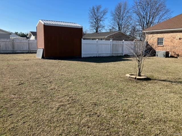 view of yard featuring a storage shed