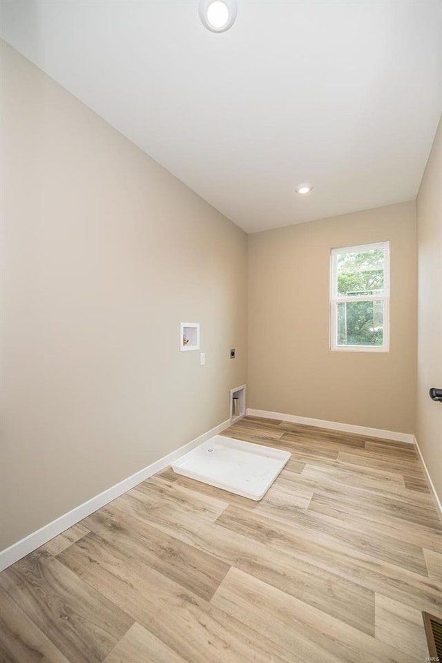 spare room featuring light wood-style floors, recessed lighting, and baseboards