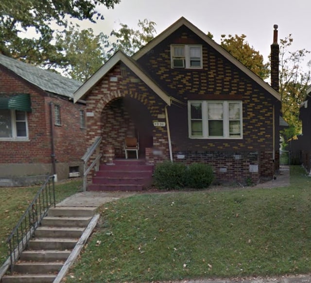 view of front facade with a front yard