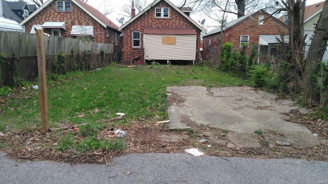 view of yard featuring a patio area