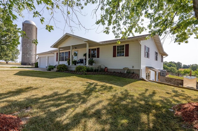 view of front facade featuring a front lawn