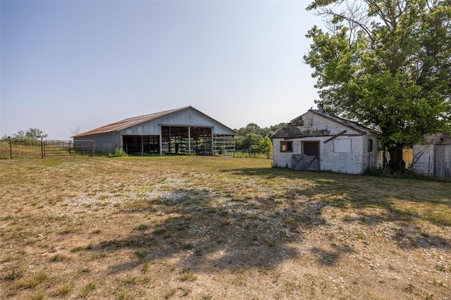 view of yard with an outdoor structure