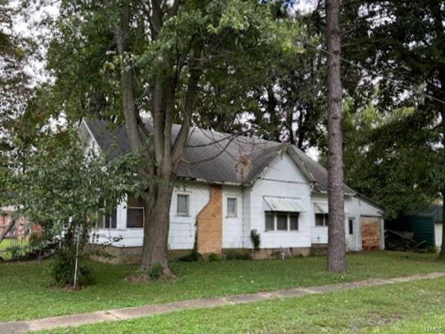 view of front of house featuring a front lawn