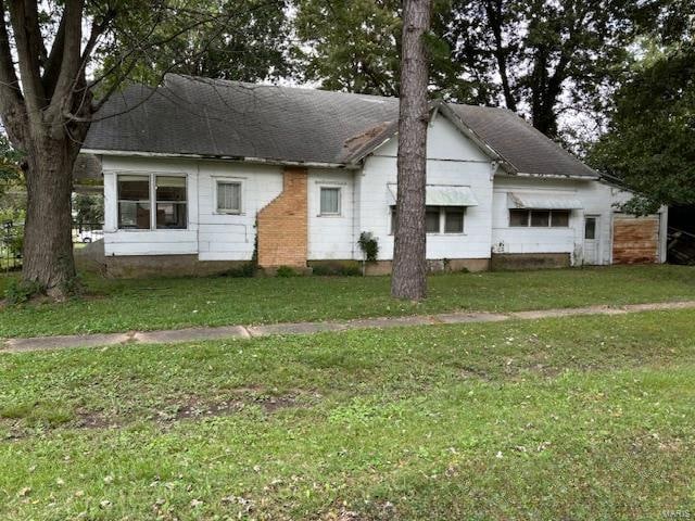 view of front facade featuring a front lawn