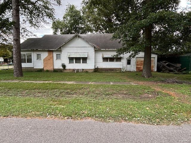 view of front of home featuring a front yard