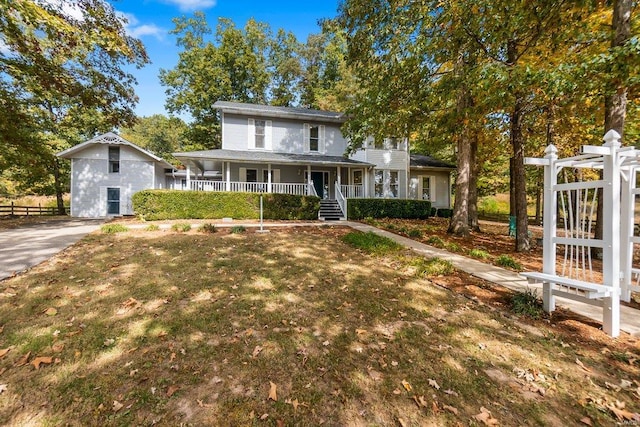 view of front facade featuring a porch and a front yard