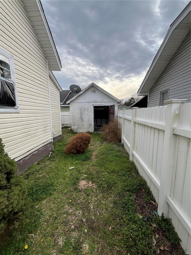 view of yard with a storage unit