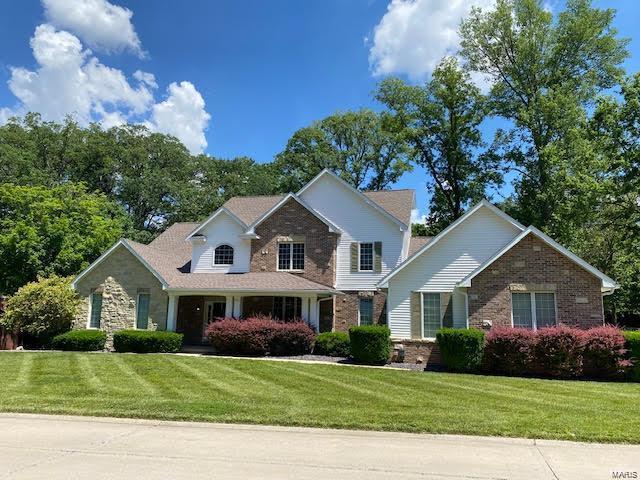 view of front facade with a front yard