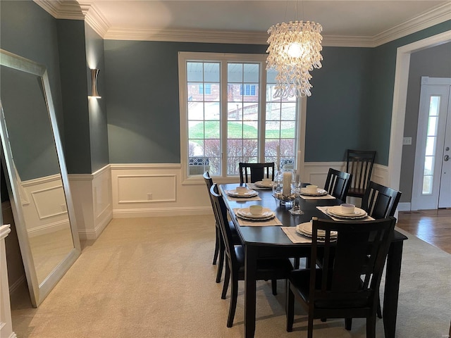 dining area featuring light carpet, a notable chandelier, and crown molding