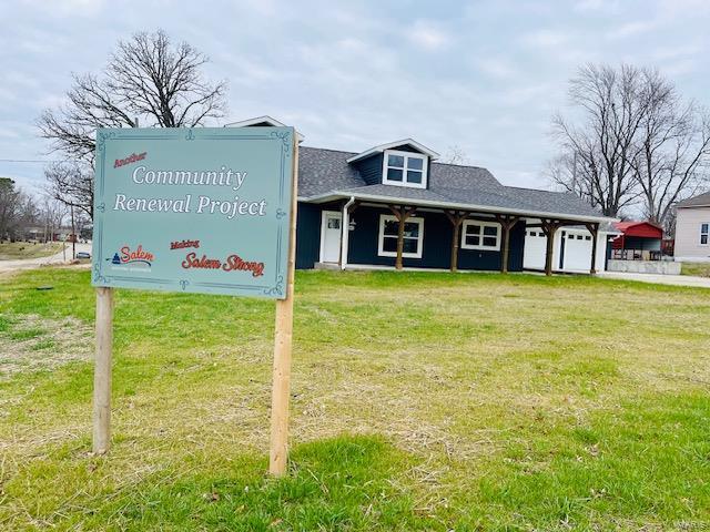 community sign with a lawn