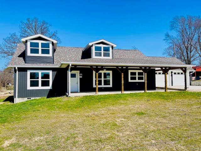 view of front facade featuring a front lawn and a garage