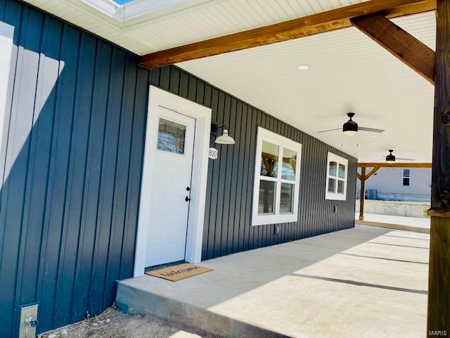 entrance to property with ceiling fan