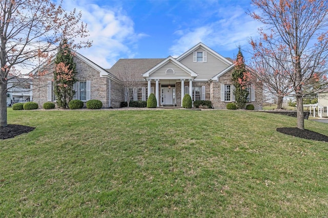 view of front of property featuring a front yard